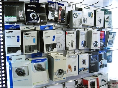 闹市出强机 深圳新天地手机配件火爆市场 代办移动业务